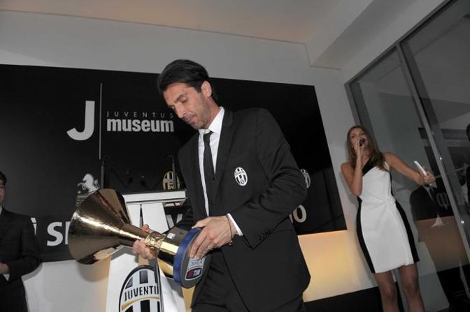 Capitan Gigi Buffon con il trofeo scudetto. LaPresse